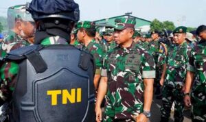 11678_12563113052025_panglima_tni_di_tengah_prajurit_